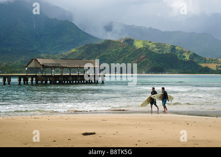 Surfer tizi e molo di Hanalei Bay Kauai Hawaii USA Foto Stock