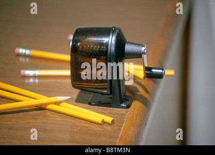 Scrivania temperamatite punto sharp eraser office strumento art disegnare uno strumento di legno giallo punto di piombo Foto Stock