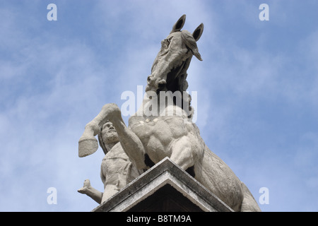 Statua di Parigi nella strada di fronte alla Torre Eiffel Foto Stock