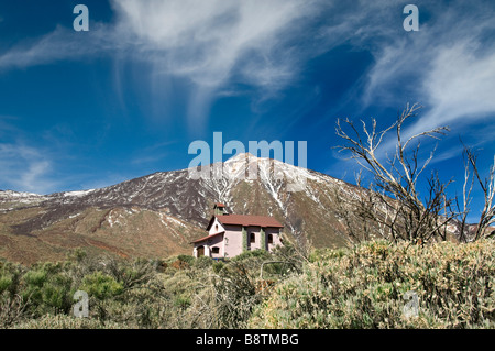 Hermitage Ermita de las Nieves con Snow capped Mount Teide dietro, Parco Nazionale del Teide Tenerife Canarie Spagna Foto Stock