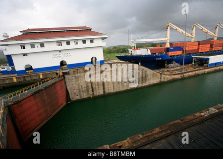 Il canale di Panama si blocca (Spagnolo: Esclusas del Canal de Panamá) sono un sistema di bloccaggio che solleva una nave fino 85 piedi (26 m.) per il prospetto principale. Galun. Foto Stock