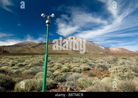 ANEMOMETRO cambiamento climatico, anemometro con sensore del vento monitora attentamente le condizioni meteorologiche nel Parco Nazionale del Teide, Monte Teide, Tenerife, Isole Canarie Spagna Foto Stock