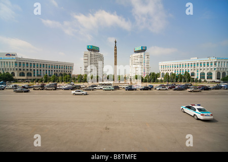 Piazza della Repubblica con il monumento di indipendenza, Almaty Kazakhstan. Precedentemente noto come Brezhnev Square, costruita per parate militari. Foto Stock