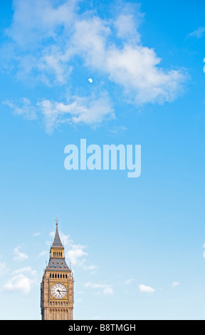 Big Ben Westminster Londra Inghilterra REGNO UNITO contro un cielo blu con nuvole e la luna nel tardo pomeriggio questo non è un composito! Foto Stock