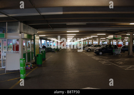 Asda car park a Colindale, London, England, Regno Unito Foto Stock