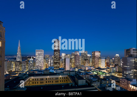 Vista notturna del quartiere finanziario del centro cittadino dall'Interncontinental Mark Hopkins Hotel di Nob Hill, vicino San Francisco, California Foto Stock