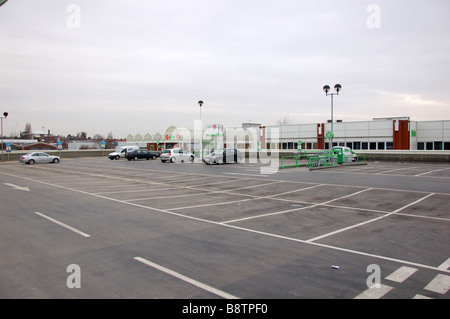 Asda car park a Colindale, London, England, Regno Unito Foto Stock