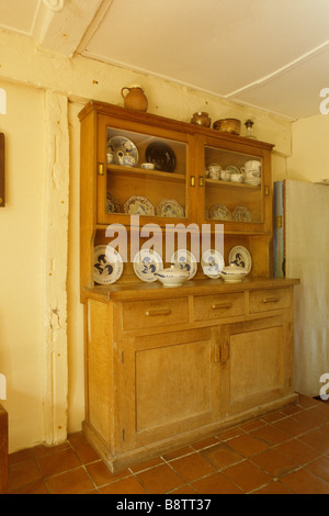 Vista delle essenze dure Dresser nella cucina di Monaco s House ex casa di Leonard e Virginia Woolf Foto Stock