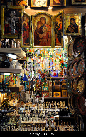 Negozio di souvenir religiosi elementi dipinti icone sulla vendita di stallo shop all'interno Sukiennice panno trasportatori Hall' Hall Cracovia Foto Stock