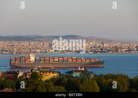 Contenitore nave sul mare di Marmara Istanbul Turchia Foto Stock