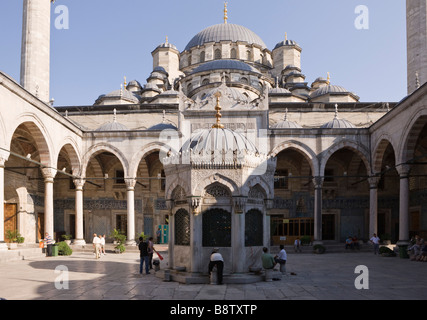 La fontana al cantiere della nuova moschea Yeni Cami Istanbul Turchia Foto Stock