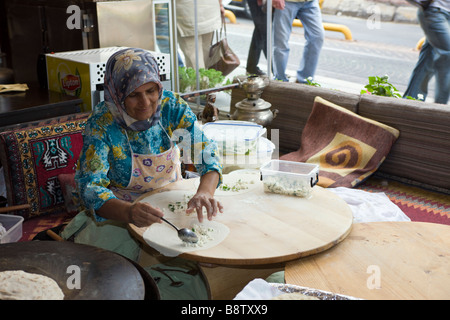 Donna turca che la cottura nel ristorante Istanbul Turchia Foto Stock