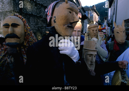 Gli abitanti di un villaggio di prendere parte al bizzarro Caretos de Lazarim Carnaval festival in Portogallo centrale Foto Stock