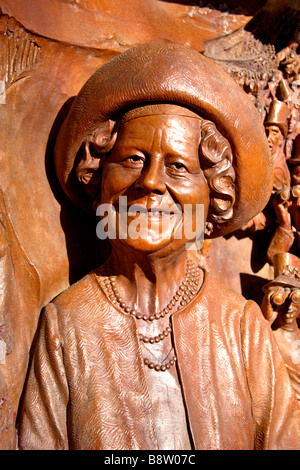 Una vista ravvicinata di uno di rilievo bronzeo di pannelli che commemora la regina Elisabetta, la Regina madre sul Mall, Londra. Mar 2009 Foto Stock