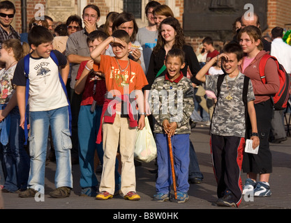 Polonia Cracovia gli spettatori della piazza principale del mercato Foto Stock