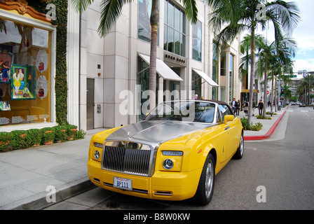 Giallo Rolls Royce, N.Rodeo Drive, Beverly Hills, Los Angeles, California, Stati Uniti d'America Foto Stock