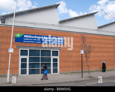 Regno Unito le donne musulmane oltrepassando il centro sportivo vicino a Whitechapel mercato nella zona est di Londra Foto © Julio Etchart Foto Stock