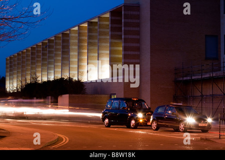 Business School Oxford University di notte con percorsi di luce dal traffico in transito Foto Stock