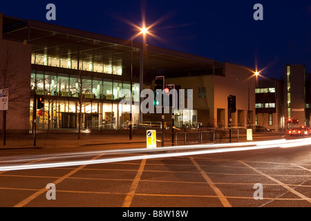 Business School Oxford University di notte con percorsi di luce dal traffico in transito Foto Stock