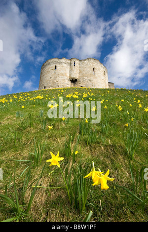 Cliffords Tower, York, il cielo blu Foto Stock