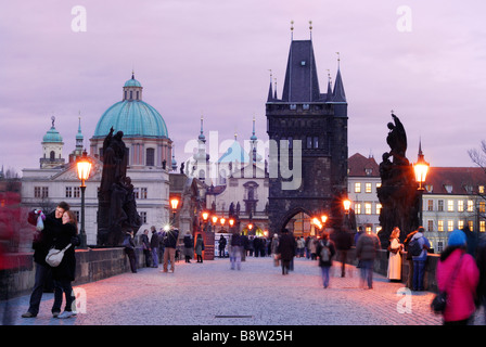 I turisti sul Ponte Carlo al crepuscolo,Praga, Repubblica Ceca Foto Stock