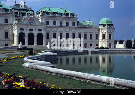 Il barocco Schloss Belvedere Palace (1721-23), Oberes (superiore) Belvedere, che si riflette nella piscina, Vienna, Austria Foto Stock