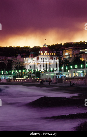 Le tempeste sulla Promenade des Anglais di Nizza con il lit Negresco palace hotel Foto Stock