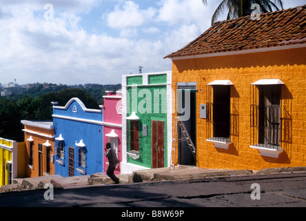 Case colorate della città coloniale di Ciudad Bolivar Foto Stock