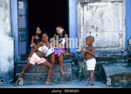 Ragazzi e ragazze nel vecchio quartiere di Salvador denominata "Pelourinho' Foto Stock