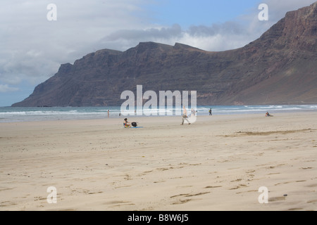 La spiaggia di Caleta de Famara a Lanzarote, Isole Canarie, un famoso surf hotspot. Foto Stock