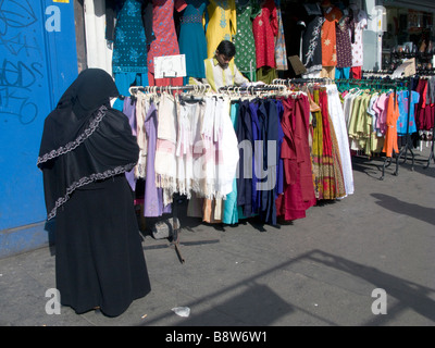 Regno Unito musulmani e le donne indiane a Whitechapel mercato nella zona est di Londra Foto © Julio Etchart Foto Stock