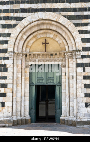 Portale decorativo al Battistero in Piazza San Giovanni, Volterra, Toscana, Italia. Foto Stock