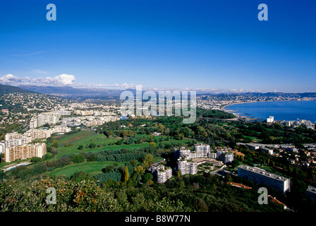 Panoramica di Mandelieu città e la baia di Cannes Foto Stock
