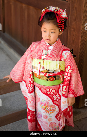 Giovane ragazza giapponese in un bel kimono in una cerimonia per i bambini  che sono 3, 5 o 7 anni - Tokyo, Giappone Foto stock - Alamy