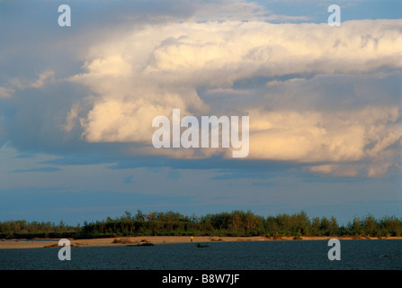 Lone camper, cielo di sera, Chukchi Penninsula, Fiume Belaya, Regione di Magadan, URSS (Ex) Foto Stock