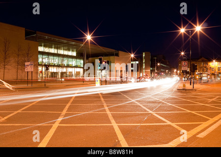 Business School Oxford University di notte con percorsi di luce dal traffico in transito Foto Stock