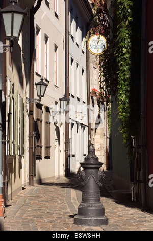 Riga, Lettonia, l'Europa. Troksnu Street il più stretto ed uno dei più antichi, centro storico Foto Stock