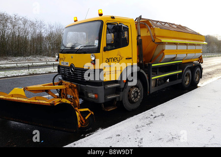 Strada Amey gritter al lavoro sulla A82 a Dumbarton in Scozia Febbraio 2009 Foto Stock