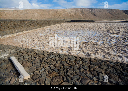 Una piscina di acqua salata di evaporazione in un abbandonato saltmine Slainas de Janubio, in Lanzarote, Spagna. Foto Stock