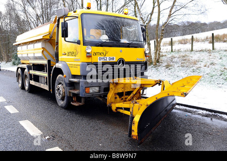 Strada Amey gritter al lavoro sulla A82 a Dumbarton in Scozia Febbraio 2009 Foto Stock