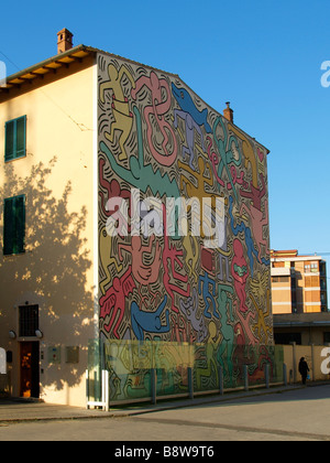 Grande murale colorato dalla famosa in tutto il mondo noi Graffiti artist Keith Haring sul lato di un edificio in Pisa Toscana Italia Foto Stock