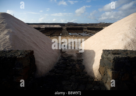 Pile di sale in un saltmine abbandonati a Lanzarote, Isole Canarie, Spagna. Foto Stock