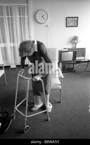 Signora anziana con Zimmer frame in ospedale,,età 55-90 anni,adulto, gli anziani soli, senior citizen, anziani, femmina, telaio, granny Foto Stock