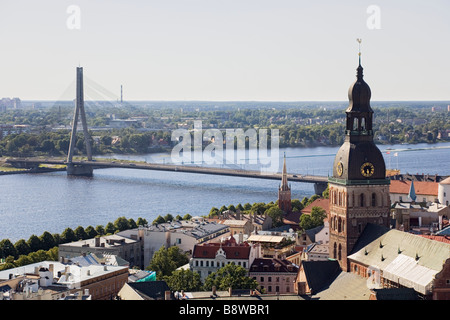 Riga, Lettonia, l'Europa. Vista in elevazione della Cattedrale e ponte Vansu attraverso il fiume Daugava Foto Stock