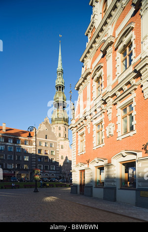 Riga, Lettonia. Vista della città vecchia che mostra la Casa delle Teste Nere e St Peter s chiesa Foto Stock