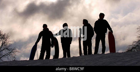 Gli alunni dalla regina Elisabetta di alta scuola cui scuola era stata chiusa a causa della grave snowy meteo passare il tempo da slittino Foto Stock
