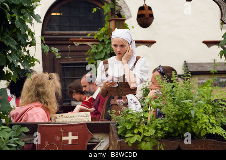 Tallinn, Estonia, l'Europa. Ristorante Olde Hansa cameriera in costume medievale che serve i clienti Foto Stock