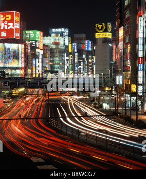 Luci al neon e traffico Shinjuku Foto Stock
