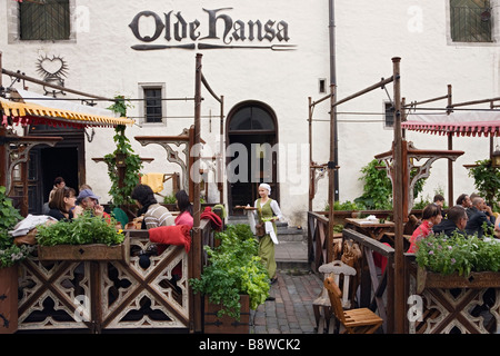 Tallinn, Estonia, l'Europa. Ristorante Olde Hansa cameriera in costume medievale che serve i clienti Foto Stock