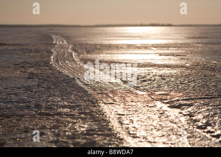 Congelati motoslitta via sul mare di ghiaccio , Finlandia Foto Stock